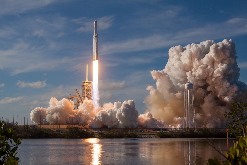 SpaceX" palaidusi savu jauno raķeti "Falcon Heavy" • IR.lv